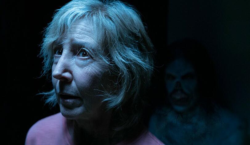 Die Parapsychologin Dr. Elise Rainier (Lin Shaye) muss in ihrem eigenen Familienhaus ermitteln.
