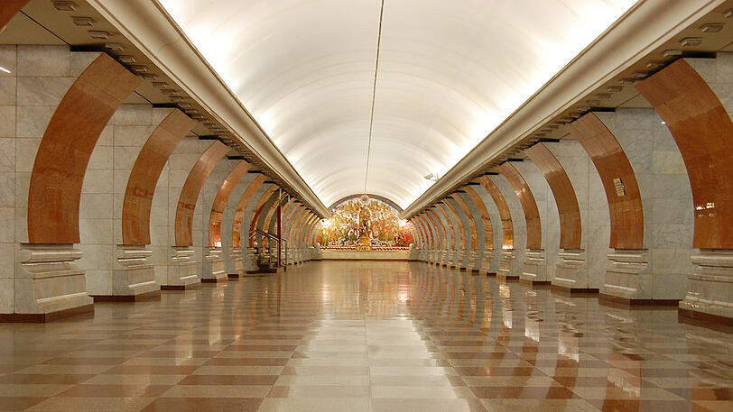 Weißer und hellbrauner Marmor zieren die Wände des U-Bahnhofes Park Pobedy in Moskau.