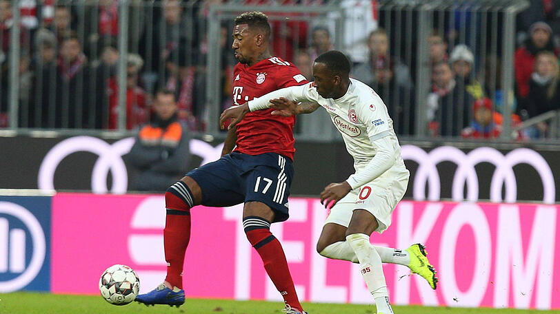 Jérôme Boateng NOTE 3:

Trainierte während der Länderspiel-Periode an der Säbener Straße. Durfte anstelle von Hummels (Bank) ran. Strammer Rechtsschuss, der knapp vorbeistrich (14.). Perfekter Chip auf Müller, der das 2:0 erzielte. Machte auffallend viel für den Spielaufbau. Das große Aber: Zu passiv und wenig entschlossen beim 2:1 durch Lukebakio (45.).
