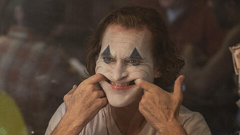Arthur Fleck (Joaquin Phoenix) entsagt der Gesellschaft und seinem Verstand immer mehr