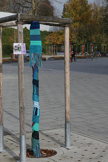 Seit Mittwoch ist Untergiesing ein bisschen bunter - dank der gestrickten Kunstaktion "BunterGiesing".