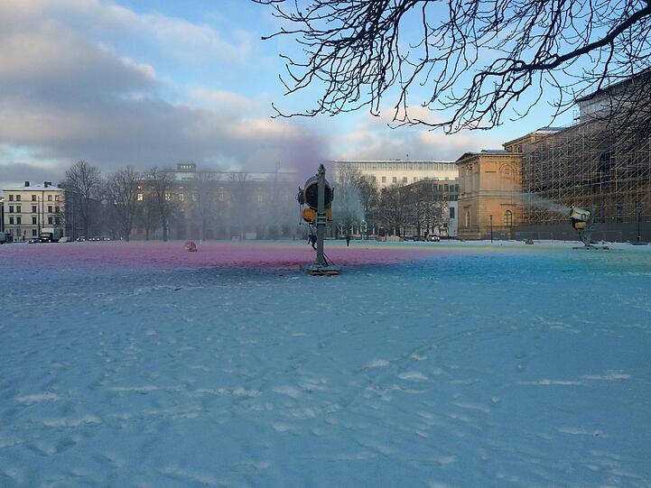 Farbige Winterlandschaft vor der Alten Pinakothek: Seit Montagmittag versprühen die Schneekanonen eingefärbten Schnee.