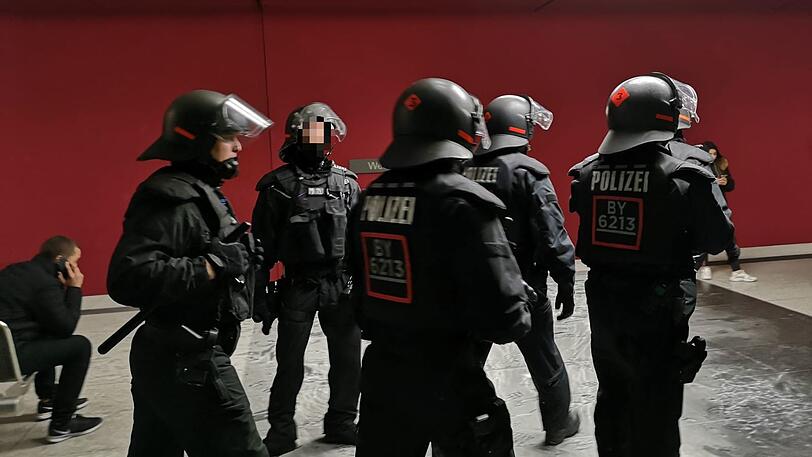 Einzelne HFC-Fans versuchten offenbar, die Weiterfahrt auf der Linie U1 zu unterbinden, indem sie sich im Türbereich der einzelnen Wagons drängten. Nach der Abfahrt klopften sie mit Fäusten gegen die Fensterscheiben, zeigten den Polizeibeamten Stinkefinger und beleidigten diese vereinzelt wüst.