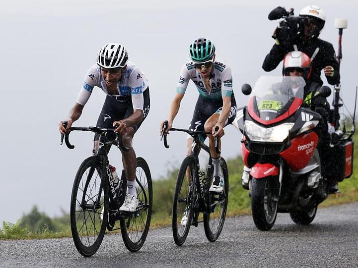 Wie aus dem Nichts gehört Emanuel Buchmann (r) plötzlich zum Favoritenkreis der Tour de France.