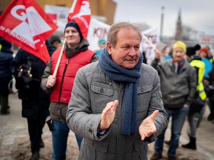 Verhandlungsführer Frank Bsirske, Vorsitzender der Gewerkschaft ver.di, nimmt an der Auftaktdemonstration teil.