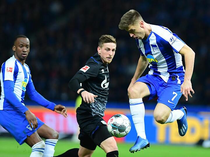 Nach seiner Einwechslung bester Hertha-Spieler: Neuzugang Krzysztof Piatek (r) in Aktion gegen Bastian Oczipka von Schalke.