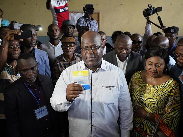 Dem Oppositionskandidaten Félix Tshisekedi werden zwar Chancen eingeräumt, doch weil sich die Regierungsgegner nicht auf einen gemeinsamen Bewerber einigen konnten, wird mit einem Sieg von Innenminister Shadary gerechnet.