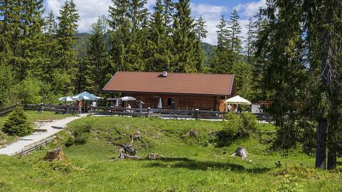 Die Auhütte am Isarhochufer bei Wallgau.