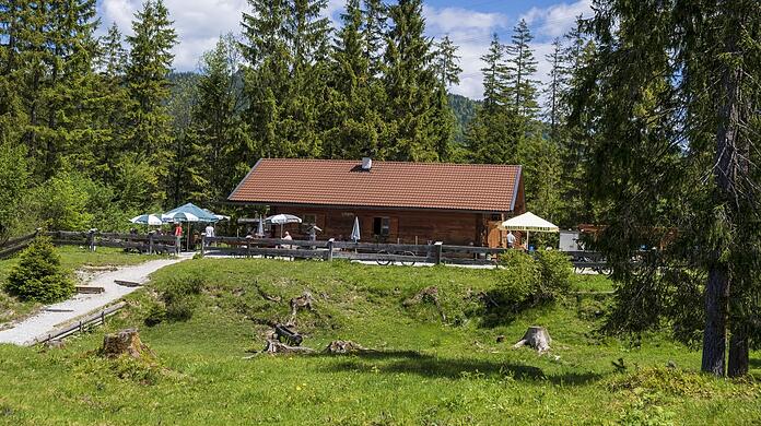Die Auhütte am Isarhochufer bei Wallgau.