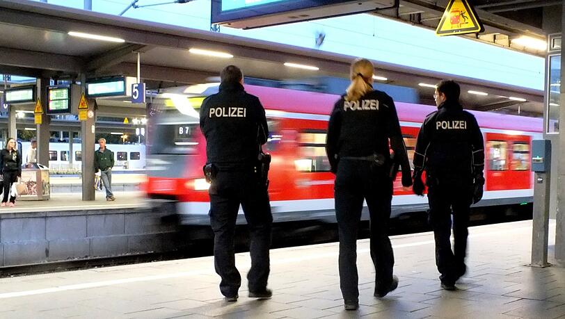 Als die Bundespolizei dazukam, war der Angreifer bereits weg (Symbolbild). Als die Bundespolizei dazukam, war der Angreifer bereits weg (Symbolbild).