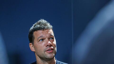 Michael Ballack spricht während eines Pressegesprächs.