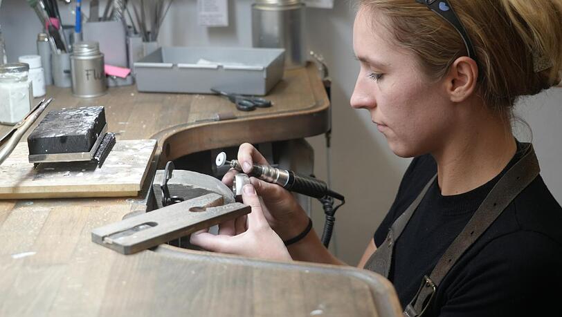 Angefangen hat es mit einem Uhrmachergeschäft im gleichen Haus in der Sendlinger Straße 15. Heute ist der inhabergeführte Betrieb ein Juwelier- und Uhrengeschäft mit einer eigenen Werkstatt.