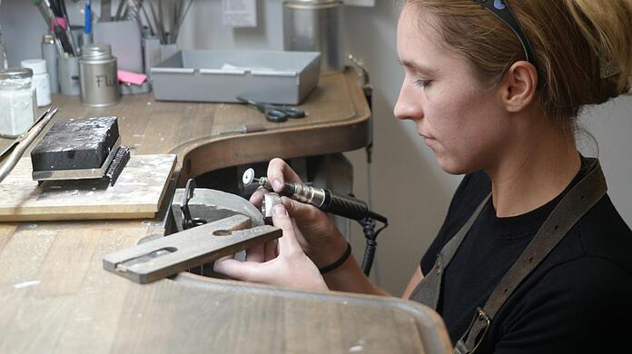 Angefangen hat es mit einem Uhrmachergeschäft im gleichen Haus in der Sendlinger Straße 15. Heute ist der inhabergeführte Betrieb ein Juwelier- und Uhrengeschäft mit einer eigenen Werkstatt.