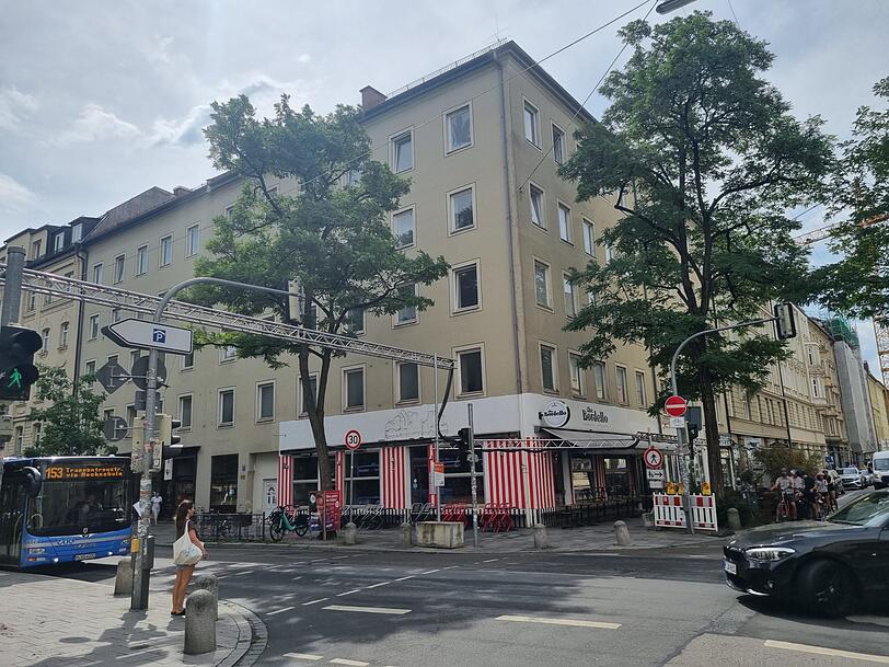 Schellingstraße 25/27 und Türkenstraße 66: In diesem Eckhaus sind ab 2018 mit dem Verkauf an die Omega AG 19 Wohnungen geleert worden. Der Eigentümer verkaufte mit sattem Gewinn weiter. Schellingstraße 25/27 und Türkenstraße 66: In diesem Eckhaus sind ab 2018 mit dem Verkauf an die Omega AG 19 Wohnungen geleert worden. Der Eigentümer verkaufte mit sattem Gewinn weiter.