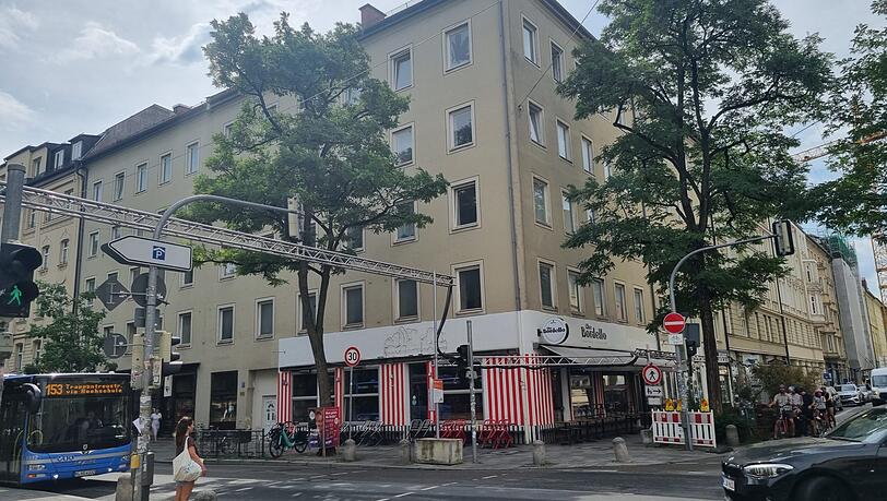 Schellingstraße 25/27 und Türkenstraße 66: In diesem Eckhaus sind ab 2018 mit dem Verkauf an die Omega AG 19 Wohnungen geleert worden. Der Eigentümer verkaufte mit sattem Gewinn weiter. Schellingstraße 25/27 und Türkenstraße 66: In diesem Eckhaus sind ab 2018 mit dem Verkauf an die Omega AG 19 Wohnungen geleert worden. Der Eigentümer verkaufte mit sattem Gewinn weiter.