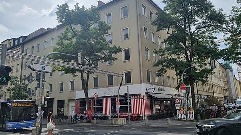 Schellingstraße 25/27 und Türkenstraße 66: In diesem Eckhaus sind ab 2018 mit dem Verkauf an die Omega AG 19 Wohnungen geleert worden. Der Eigentümer verkaufte mit sattem Gewinn weiter.