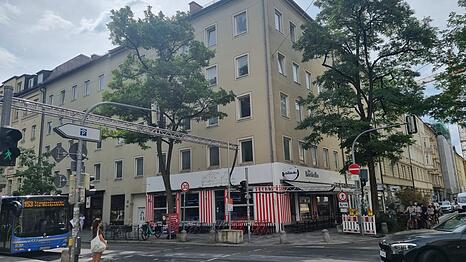 Schellingstraße 25/27 und Türkenstraße 66: In diesem Eckhaus sind ab 2018 mit dem Verkauf an die Omega AG 19 Wohnungen geleert worden. Der Eigentümer verkaufte mit sattem Gewinn weiter.