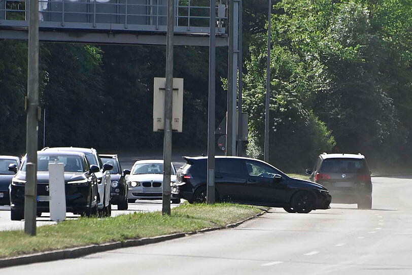 Zahlreiche frustrierte Fahrer &uuml;berquerten verbotenerweise den Mittelstreifen.