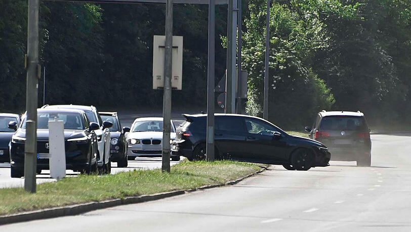 Zahlreiche frustrierte Fahrer &uuml;berquerten verbotenerweise den Mittelstreifen.