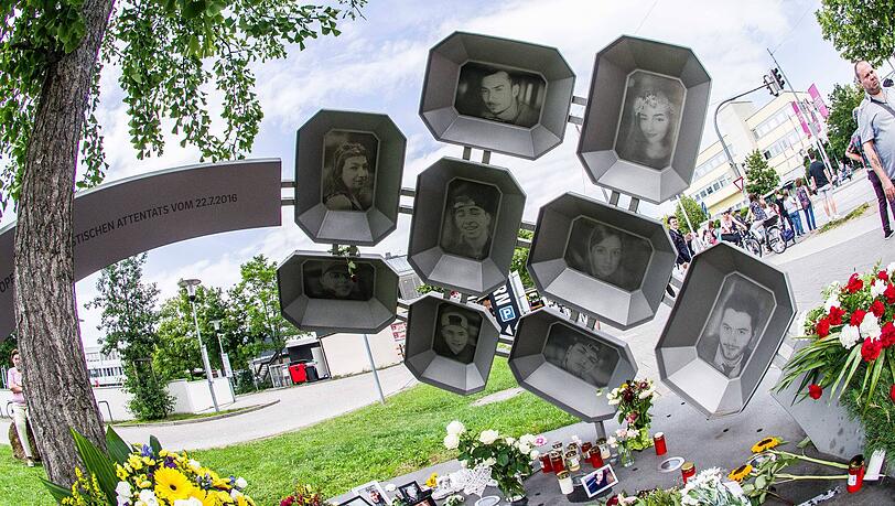 Am Olympia-Einkaufszentrum steht ein Denkmal, um an die Getöteten zu erinnern. 2020 hat die Stadt die Inschrift geändert: "In Erinnerung an alle Opfer des rassistischen Attentats vom 22.7.2016", steht da jetzt. Zuvor stand dort Amoklauf. Am Olympia-Einkaufszentrum steht ein Denkmal, um an die Getöteten zu erinnern. 2020 hat die Stadt die Inschrift geändert: "In Erinnerung an alle Opfer des rassistischen Attentats vom 22.7.2016", steht da jetzt. Zuvor stand dort Amoklauf.