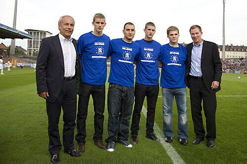 Im Sommer 2008 ehrten Löwen-Präsident Rainer Beeck und Manager Stefan Reuter die frisch gebackenen U19-Europameister (von links) Sven Bender, Timo Gebhart und Florian Jungwirth.
