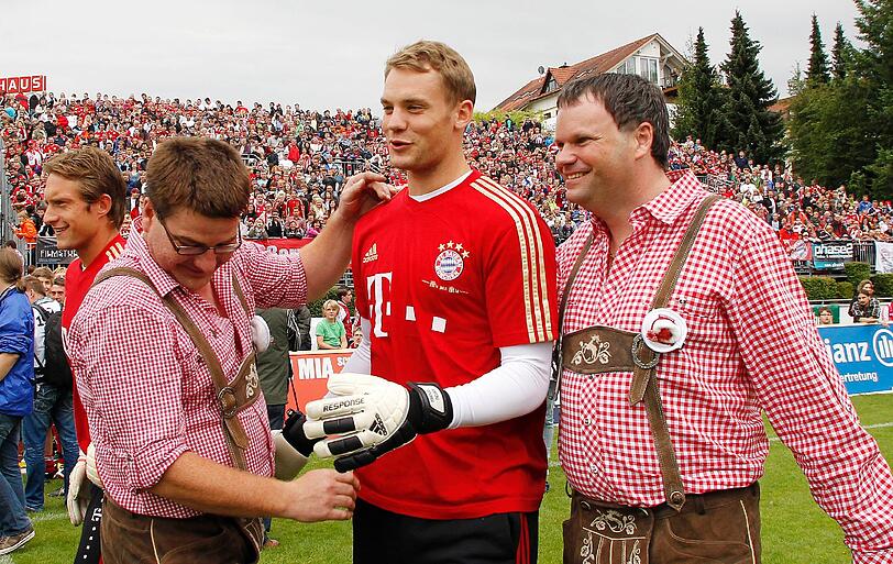 Ein freundlicher Empfang für Torhüter Manuel Neuer beim Spiel gegen eine Fanclub-Auswahl in Passau.