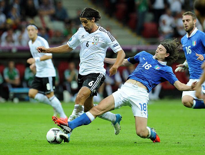 Mats Hummels im Zweikampf mit Montolivo.