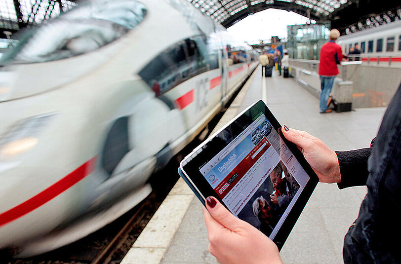 Bald soll es nicht nur auf großen Bahnhöfen, sondern auch in den ICEs schnelles und stabiles Internet für die Reisenden geben.