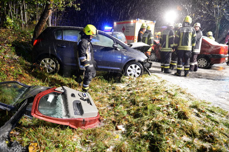 Unfall auf schneeglatter Fahrbahn bei Ruhpolding. Die Bilder vom Rettungseinsatz.