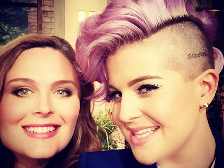 Kelly Osbourne (re.) trifft Emily Deschanel