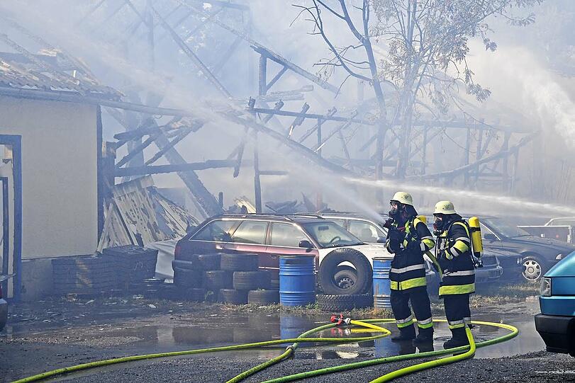 Die Bilder vom Großbrand in der Lagerhalle in Haimhausen.