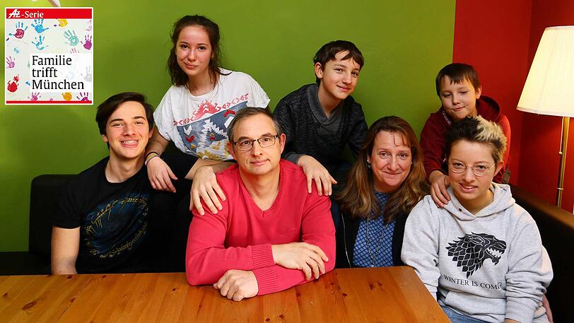 Die halbe Mannschaft: Alexandra Gaßmann mit ihrem Mann Arthur und fünf ihrer neun Kinder.