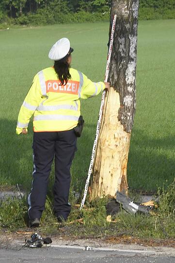 Schlimmer Unfall in Oberhaching: Eine 82-Jährige wurde am Freitag mit ihrem Audi gegen einen Baum geschleudert und erlag noch am Unfallort ihren Verletzungen. Die Bilder vom Einsatz.
