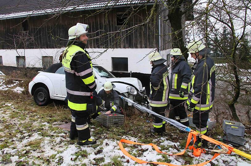 Die 86-Jährige kam aus bisher ungeklärten Gründen von der Straße ab.