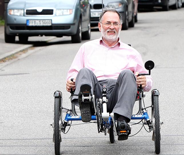 CSU-Stadtrat Georg Kronawitter ist gern mit seinem Sitzfahrrad unterwegs.