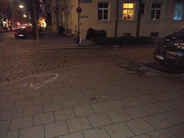 Bilder vom Unfallort an der Kreuzung Danklstraße/Valleystraße.