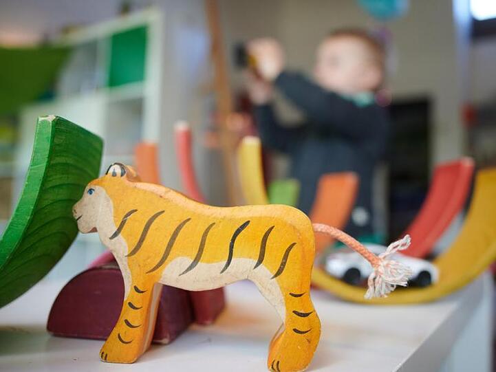 Ein Junge spielt in einem Kindergarten mit Bauklötzen und einem Spielzeugauto. Foto: Bernd Thissen/dpa/Archivbild