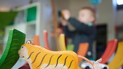Ein Junge spielt in einem Kindergarten mit Bauklötzen und einem Spielzeugauto. Foto: Bernd Thissen/dpa/Archivbild