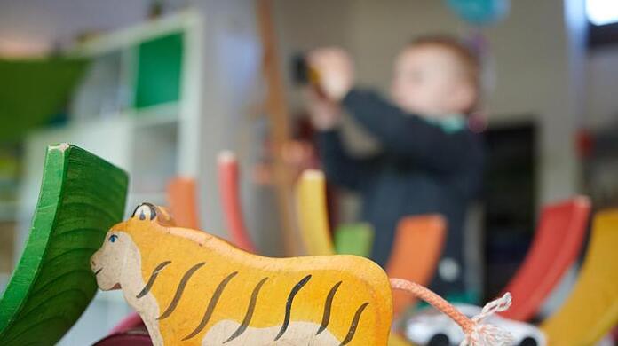 Ein Junge spielt in einem Kindergarten mit Bauklötzen und einem Spielzeugauto. Foto: Bernd Thissen/dpa/Archivbild