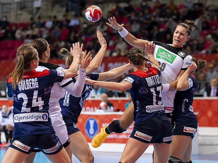 Die deutschen Handballerinnen um Emily Bölk (2.v.r) konnten sich nicht gegen die Norwegerinnen durchsetzen.