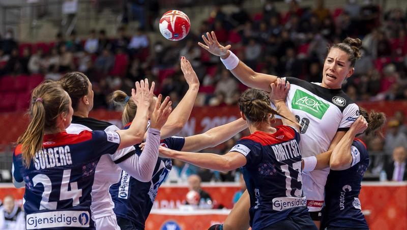 Die deutschen Handballerinnen um Emily Bölk (2.v.r) konnten sich nicht gegen die Norwegerinnen durchsetzen. Die deutschen Handballerinnen um Emily Bölk (2.v.r) konnten sich nicht gegen die Norwegerinnen durchsetzen.
