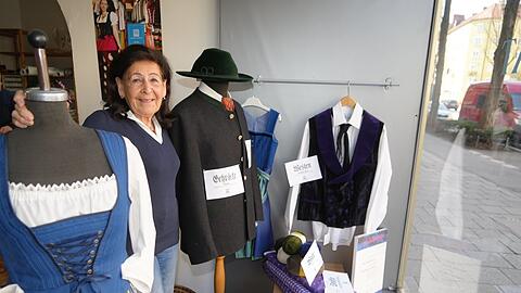 Westen, Gehröcke, Mieder - all das können Fans von "Tracht und Heimat" sich weiter bei Ursula Fröhmer nähen lassen - jetzt eben in der Lindwurmstraße 133.