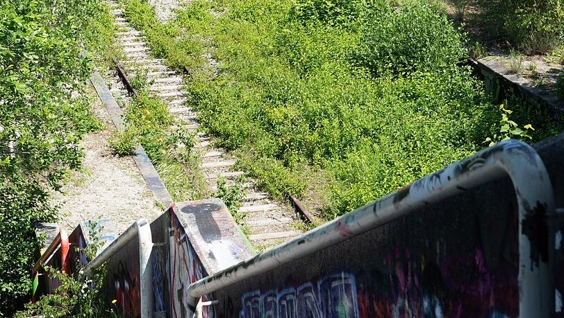 Seit Jahrzehnten ist die Bahnstrecke stillgelegt, die Natur holt sie sich zurück. Kommt mit Olympia ein Radweg? Seit Jahrzehnten ist die Bahnstrecke stillgelegt, die Natur holt sie sich zurück. Kommt mit Olympia ein Radweg?