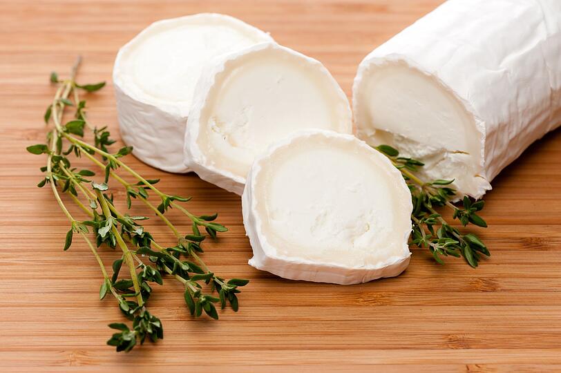 Es ist ein Gerücht, dass Schafs- oder Ziegenkäse gesünder ist. Der Geschmack unterscheidet sich zwar deutlich von Kuhmilchkäse, nicht aber der Kaloriengehalt. Für Allergiker stellt Schafs- oder Ziegenkäse manchmal eine verträglichere Alternative dar, da er weniger Casein enthält, ein Protein, das oft eine Rolle für Kuhmilcheiweißallergien spielt. Es ist ein Gerücht, dass Schafs- oder Ziegenkäse gesünder ist. Der Geschmack unterscheidet sich zwar deutlich von Kuhmilchkäse, nicht aber der Kaloriengehalt. Für Allergiker stellt Schafs- oder Ziegenkäse manchmal eine verträglichere Alternative dar, da er weniger Casein enthält, ein Protein, das oft eine Rolle für Kuhmilcheiweißallergien spielt.