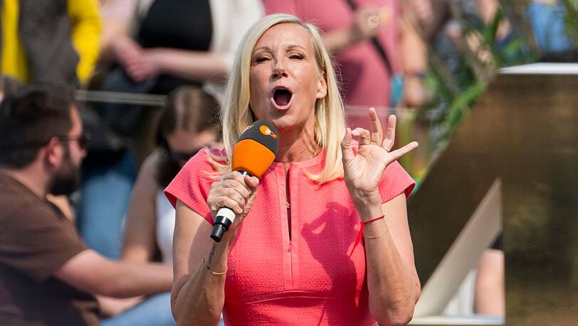 Andrea Kiewel, sonst vor allem aus dem ZDF-"Fernsehgarten" bekannt, wird bei "Catch Us. Die Jagd durch Europa" dabei sein. Andrea Kiewel, sonst vor allem aus dem ZDF-"Fernsehgarten" bekannt, wird bei "Catch Us. Die Jagd durch Europa" dabei sein.