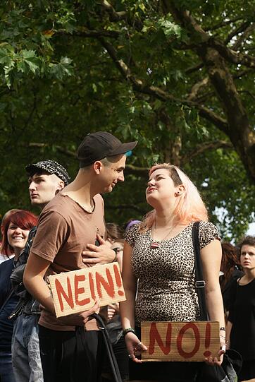 Beim Slutwalk in München haben heute rund 200 Menschen unter dem Motto "Nein heißt Nein" gegen Diskriminierung und Sexismus demonstriert. Sie stellen sich damit gegen sexualisierte Gewalt sowie gegen Vergewaltigungsmythen und -verharmlosungen.