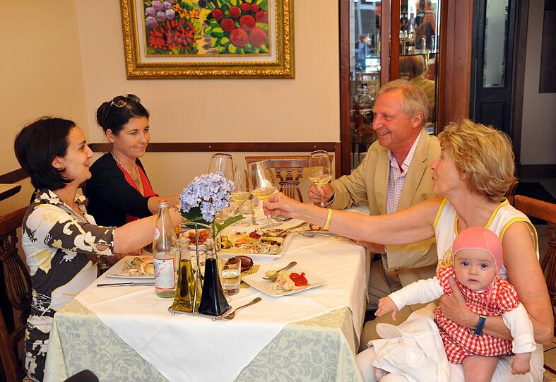 Viele Gäste aus Katzlmacher-Zeiten haben das &bdquo;Boccone&ldquo; schon entdeckt: Hier ist Familie Kreuzpaintner beim Essen im neuen Lokal.
