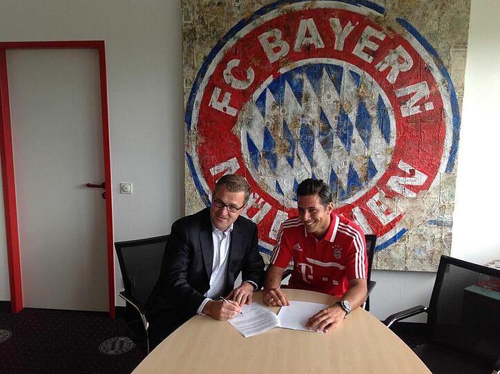 Claudio Pizarro bei seiner Vertragsunterschrift an der Säbener Straße.