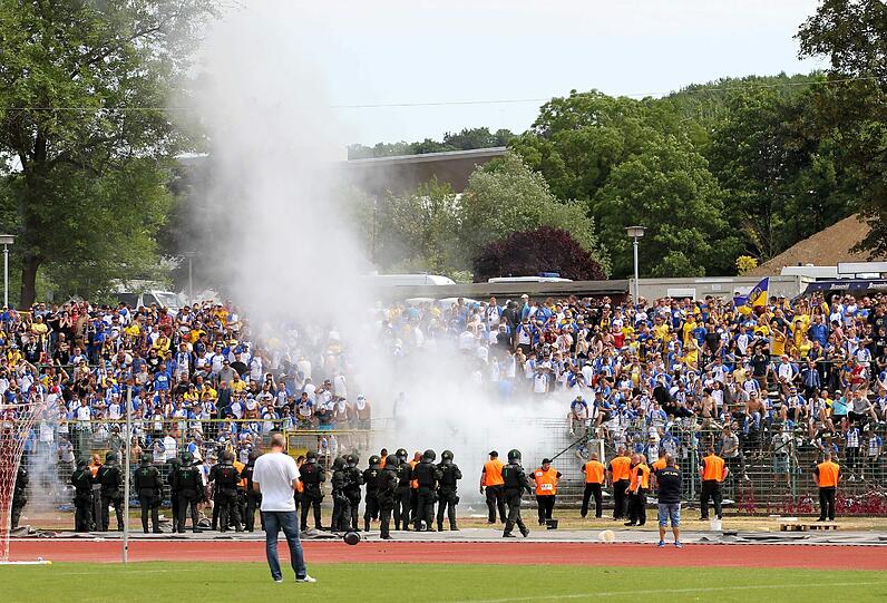 Schockierende Bilder aus Erfurt: Radalierende Leipzig-Fans haben für einen Spielabbruch gesorgt.