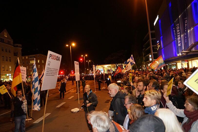 Nur wenige Pegida-Anhänger sehen sich konfrontiert mit zahlreichen Gegendemonstranten an der Münchner Freiheit.